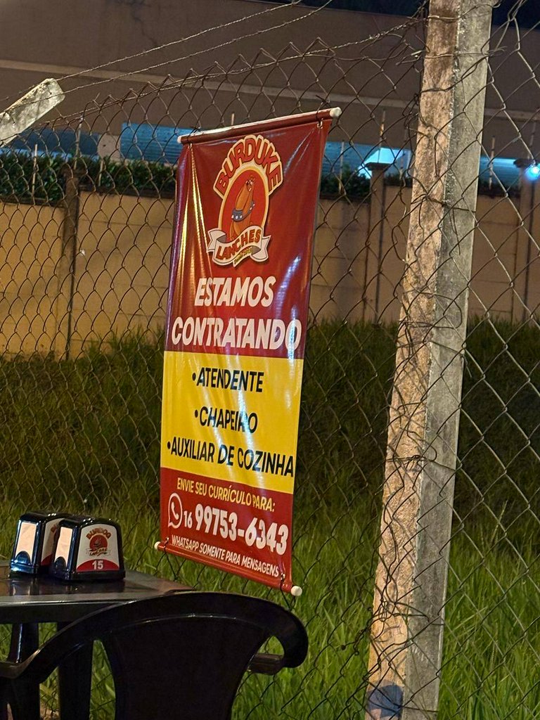 Contrata- se Atendente/Chapeiro/Auxiliar de Cozinha 